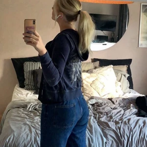 Juicy couture  - Har ingen aning om den är fejk eller inte men jag köpte den för 400 kr, jätte fin *juicy tröja* som har tryck på ryggen. Budgivning startar på 150kr