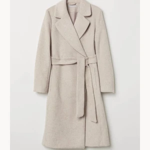 Kappa i ullmix - Använt fåtal gånger och i mycket bra skick! Material:  53% ull, 40% polyester, 4 Acrylic, 3% annan fiber.