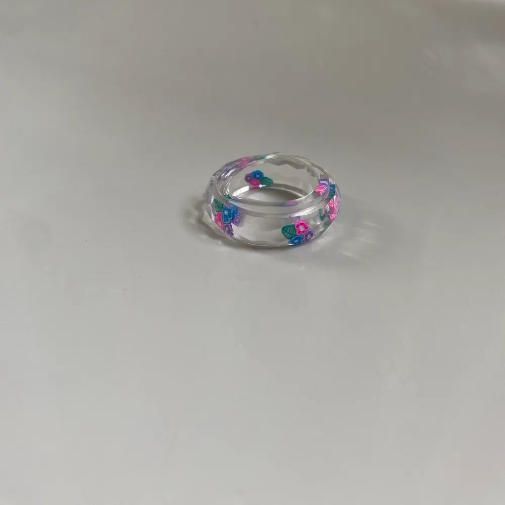Nu finns det att köpte en blomm ring med tre fĂ€rgerđ€© den Ă€r limited edition sĂ„ finns bara en av den sĂ„ skynda innan den tar slut đđdet kostar 35 kr och köparen stĂ„r för fraktenđ. Asusteet.