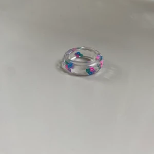 Tre färgad blomm ring 💗💜💙 - Nu finns det att köpte en blomm ring med tre färger🤩 den är limited edition så finns bara en av den så skynda innan den tar slut 💜💙det kostar 35 kr och köparen står för frakten💗