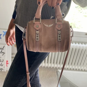 Rosa Zadig väska - Säljer min rosa Zadig väska i mocka. Är lite smutsig som ni ser på bilder därav ett lägre pris.💕💕
