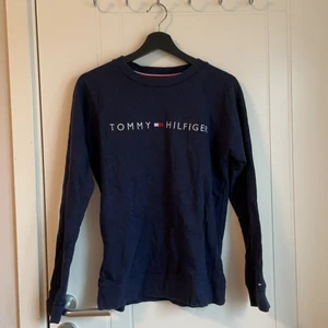  Tommy hilfiger sweatshirt  - Mörkblå Tommy hilfiger sweatshirt! Nypris ca 1000kr