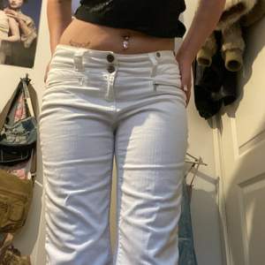 Vita jeans, sköna och bra skick, skulle säga att dom e lowrise/midrise 💗👠