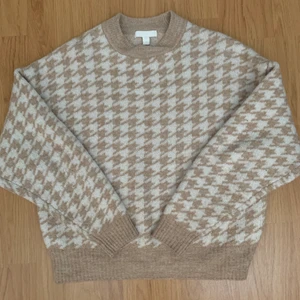 Stickad tröja  - ‼️bud är bindande, buda endast om du är villig att betala‼️ Jättebra skick, perfekt nu till hösten🤍  BUDA ELLER KÖP DIREKT FÖR 250kr