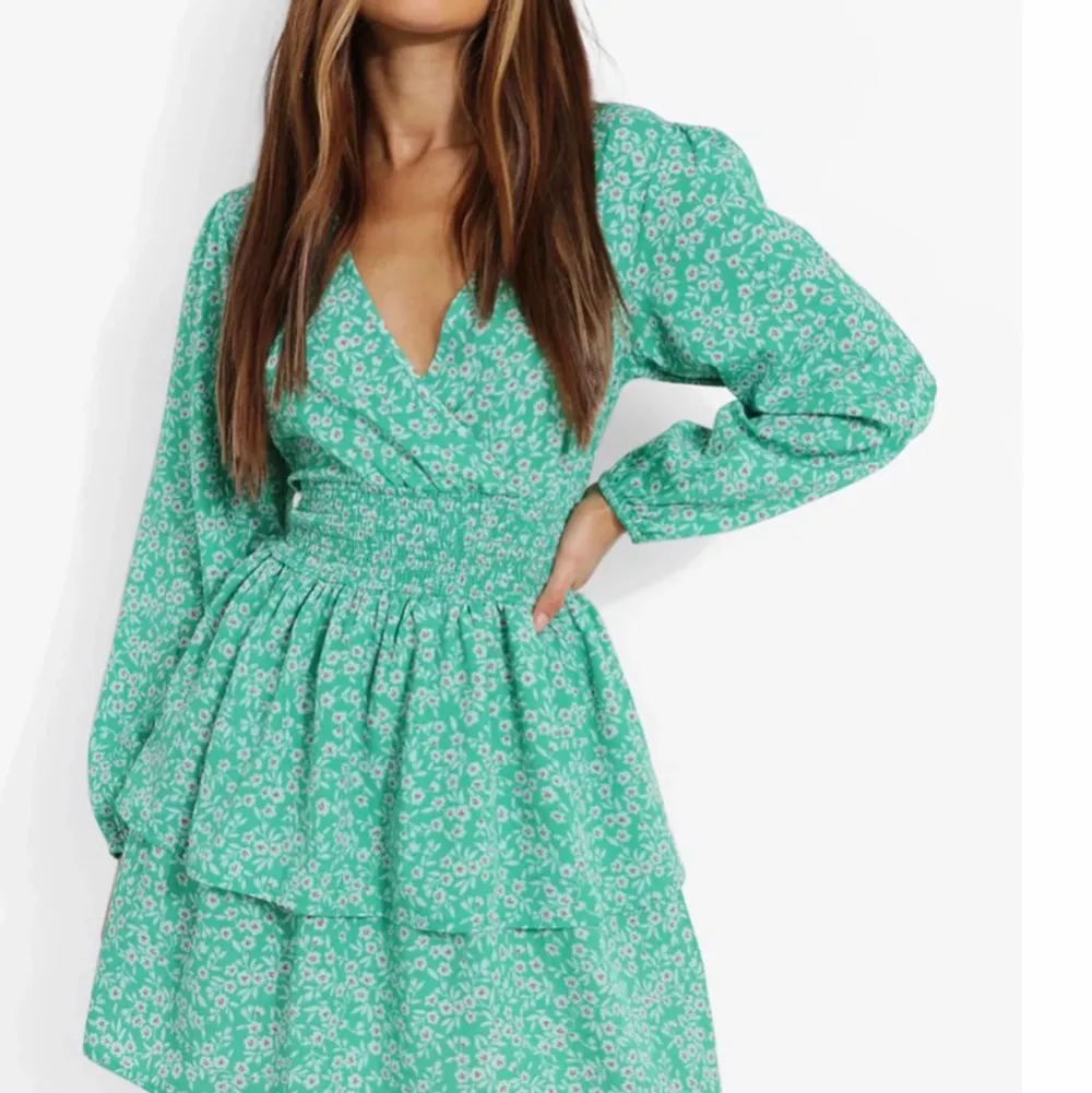 En helt oanvänd grön fin klänning från bohoo som tyvärr va lite stor för mig och hann inte skicka tillbaka💫 200kr +frakt . Klänningar.
