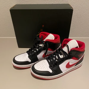 Jordan 1 mid  - Ett par helt nya jordans som aldrig är använda. Endast används vid testning, så är alltså i väldigt bra skick. Kartong och kvitto medföljer❤️