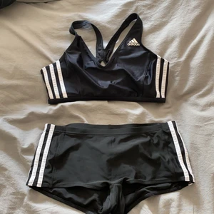  bikini - Svart adidas bikini (under och över del ), är något liten i storleken 