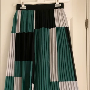 Flerfärgad kjol! - Flerfärgad kjol från nakd i storlek 36