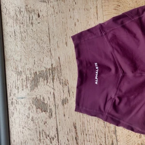 Alphalete surface leggings - Alphalete surface pocket leggings i storlek XS. Fint skick. Bild 2 visar färgen bäst. 