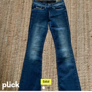 Diesel byxor (bootcut) - Low waist bootcut jeans från Diesel. Skulle säga att dessa är XS i dam då de är väldigt stretchiga och passar mig som har XS. Nypris: 799kr. säljer för 199+frakt❤️ 