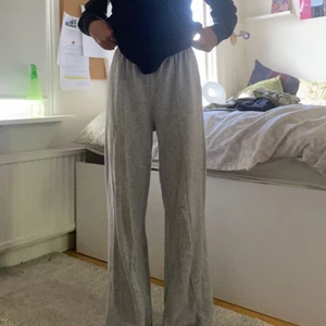 Mjukisbyxor från Bik Bok - Fina gråa mjukisbyxor från Bikbok. Jag har klippt dom så att dom passar som på bilden på mig som är ca 155 cm lång. Dom är justerbara vid midjan på insidan. Skriv vid funderingar💕