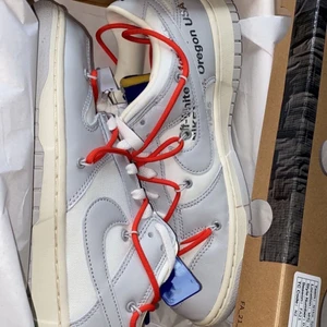 Off white Nike dunk Low  - Off white Nike dunk low lot 23 oanvända. Kan fixa fler bilder om de behövs. Storlek 44