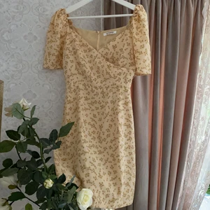 Klänning från glamorous - Super söt klänning från glamorous i storlek 36 👗 aldrig använt 💛