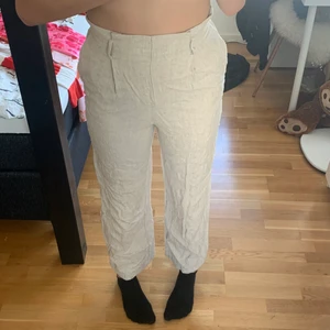 Linnebyxor - Köpta på second hand. Säljer pågrund av att de är för korta för mig som är 173 med innerbenslängd på 82 cm. På sista bilden ser man material och detaljen framtill vid bälthålen. De har inga slitningar eller fläckar. Frakt INGÅR i priset. 