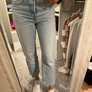 Jeans från zara  - Säljer dessa superfina jeans från zara i storlek 36🥰 köparen står för frakten. 