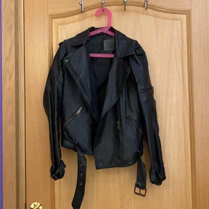 Tuff skinnjacka med dragkedja  - Svart skinnjacka med dragkedjor, i storlek s