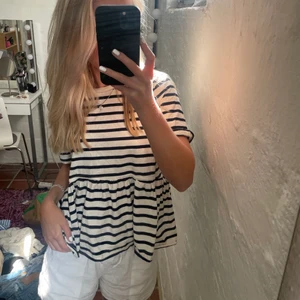 Randig t shirt med volang - trendig randig t shirt med volang från zara , inte använd många gånger💕