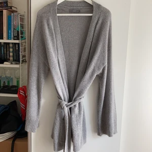 Grå stickad kofta från B.Young - Grå mjuk stickad kofta, relativt tunn men jätteskönt och perfekta höstkoftan. 