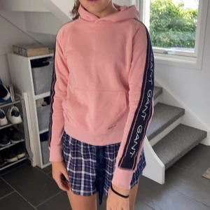 Gant hoddie - Jätte bra skick, bra passform, stor i storleken så passar xs