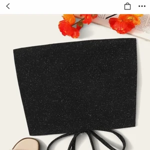 Topp - Topp från shein i strl S. Köparen står för frakten om du inte kan mötas upp (endast i Falköping).                                                                                 Om du kombinerar med fler av mina plagg tar jag endast en frakt avgift. Köparen ska även betala innan plagget skickas med ett bevis från swish. 