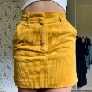 Gul manchester kjol - Kjolen är i fint skick mycket sparsamt använd och har en mycket snygg passform. Kjolen sitter ganska kort som syns på bild nmr 2:)