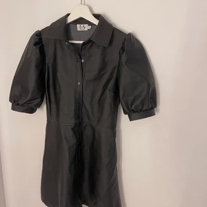 Skinnklänning - En skinnklänning från linnahlborgXnakd är i bra skick 