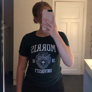 Morris t-shirt - Säljer denna t-shirten från morris i en mörk ”skogsgrön” färg. 75kr eller högsta bud om fler är intresserade!✨