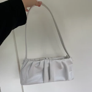 Vit väska från ASOS - Vit liten väska från ASOS. Endast använd någon enstaka gång💕