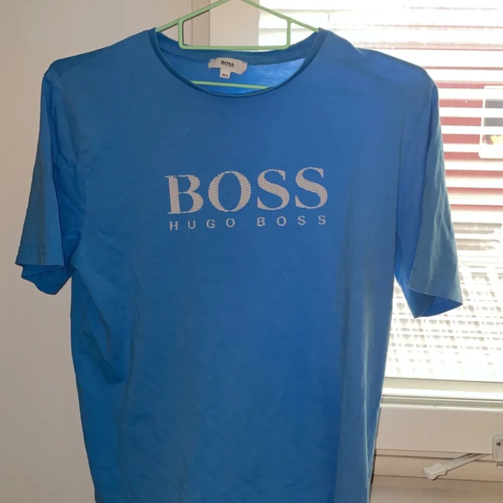 Säljer boss tshirt som är i relativt bra skick men kan vs bra att stryka den. T-shirts.