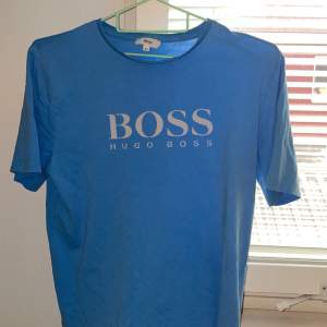 Säljer boss tshirt som är i relativt bra skick men kan vs bra att stryka den