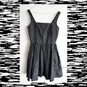 Dollklänning - Svart doll-liknande klänning i fink skick. Den har tyll under kjolen som puffar upp lite 🖤