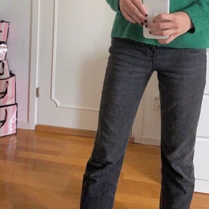 Gråa jeans - Gråa jeans från GinaTricot, liknar de från zara. De är lite mörkare än de från zara men inte mycket alls. De är vida i modellen💕