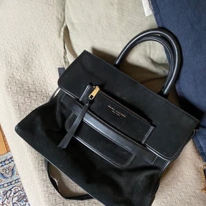 Svart Marc Jacobs väska  - En svart mocka Marc Jacobs väska, väldigt fin väska som man får plats med extremt mycket i. Ett fack i mitten och två stora på sidorna och ett litet på framsidan, och ett litet inuti. Lite nött men ändå superfin, köpte den för norr om 4.000 ! 