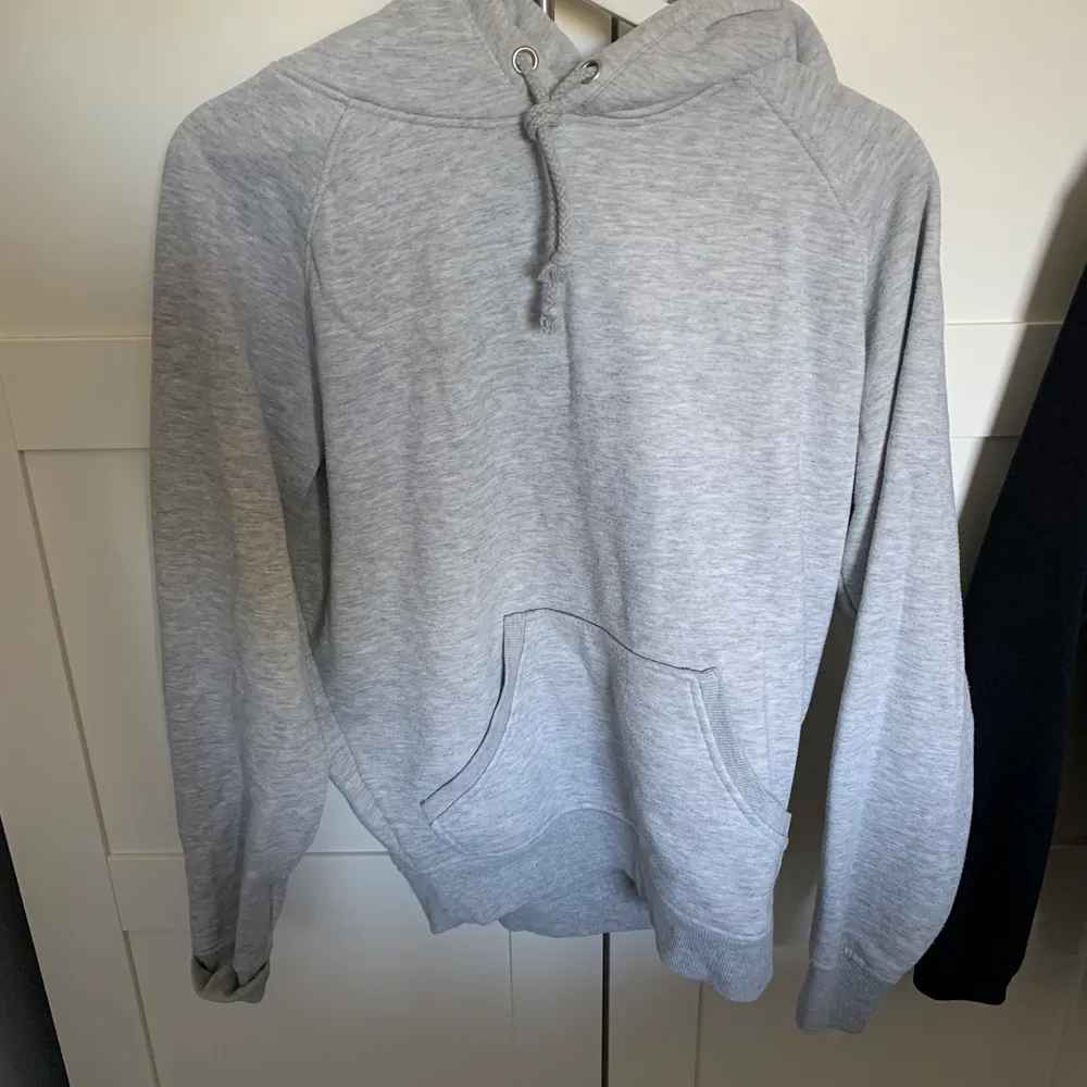 Säljer min ljusgråa bikbok hoodie eftersom den inte används längre. Den är i bra skick. Storlek XS. Köparen står för frakt. Finns det frågor är det bara att höra av sig!🤍. Hoodies.