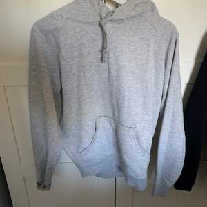 Säljer min ljusgråa bikbok hoodie eftersom den inte används längre. Den är i bra skick. Storlek XS. Köparen står för frakt. Finns det frågor är det bara att höra av sig!🤍