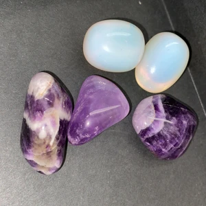 Kristaller  - Större opal 75kr styck och större ametist 60kr styck