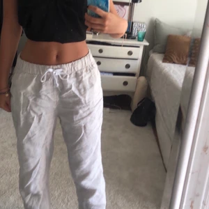 Linnebyxor  - Fina linnebyxor slutsålda från h&m i storlek S som jag inte använder! Brukar ha storlek S så de kan sitta fint på en XS och en M🤍 Använda några gånger🤍 Det är mina egna bilder (jag är 168)