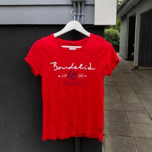 Fin röd T-shirt från Bondelid, väldigt skönt material!!