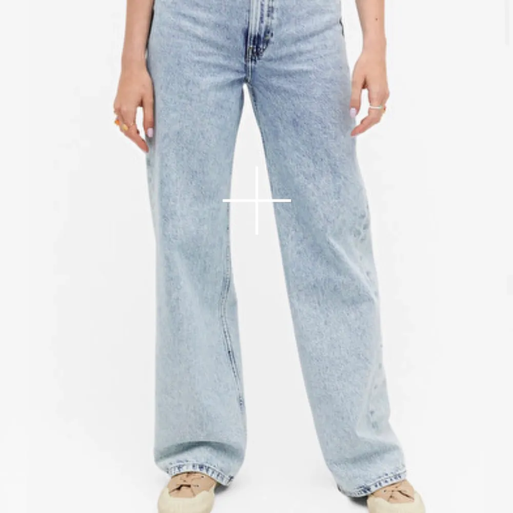 Säljer mina Monki jeans i modellen yoko. Superfina wide leg jeans i ljusblå färg. De är uppsydda och avklippta. Storlek 25. Köparen står för frakt. Hör av dig om det finns frågor!🤍. Jeans & Byxor.