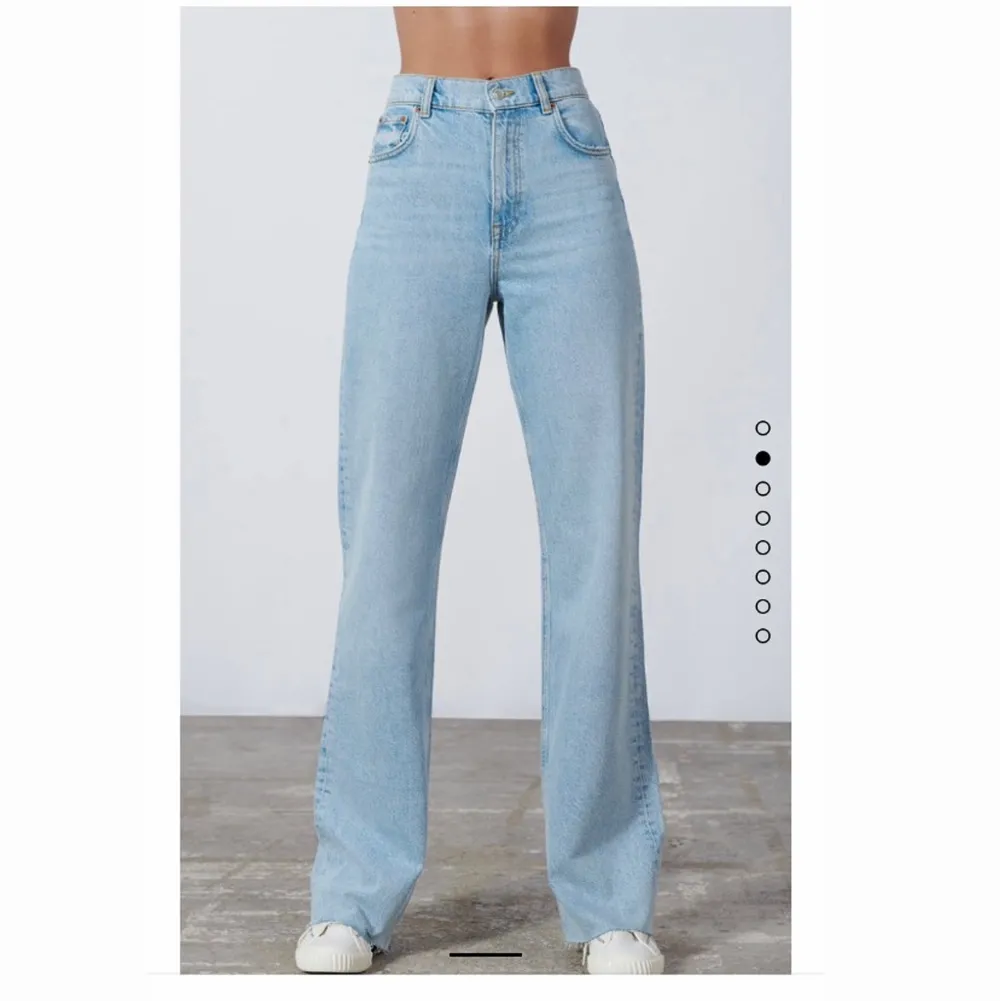 High waist jeans med en lösare passform. Köpte dem förra sommaren och är använda en gång. Köpta för 399kr🦋. Jeans & Byxor.