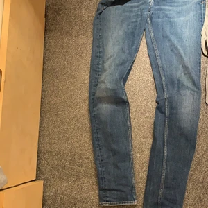 Snygga blå jeans i strl 30/32 - Tajta jeans i ett skönt töjbart material, stretchiga och väldigt sköna🙌😍