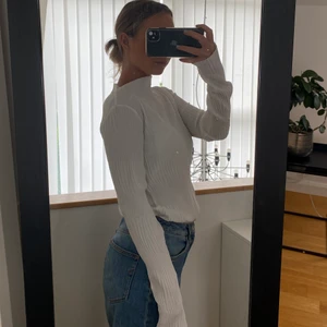 Plisserad blus - En toteme-inspirerad blus från &Other stories. Plisserad med boatneck och längre ärmar🥰 så fin till jeans, så väl som kostymbyxor eller kjol! Kommer inte till användning🥺