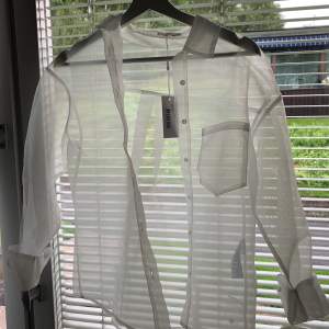 Fin vit organza / mesh skjorta från NLY trend som aldrig kommit till användning, i storlek 34. Oanvänd med lappar kvar. Nypris 399kr, säljer för 100kr + frakt✨