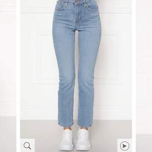 Säljer mina Levi’s jeans i modellen 724 high Rise straight  i storlek 27. Jeansen ser ut som nya då de knappt använts. Super fina men kommer tyvärr inte till användning. Nypris 1100 säljer för 250. Frakt ingår inte i priset 