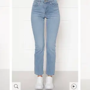 Säljer mina Levi’s jeans i modellen 724 high Rise straight  i storlek 27. Jeansen ser ut som nya då de knappt använts. Super fina men kommer tyvärr inte till användning. Nypris 1100 säljer för 250. Frakt ingår inte i priset 