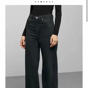 Svarta jeans från Weekday i modellen Ace! I gott skick. Kan mötas upp eller frakta!