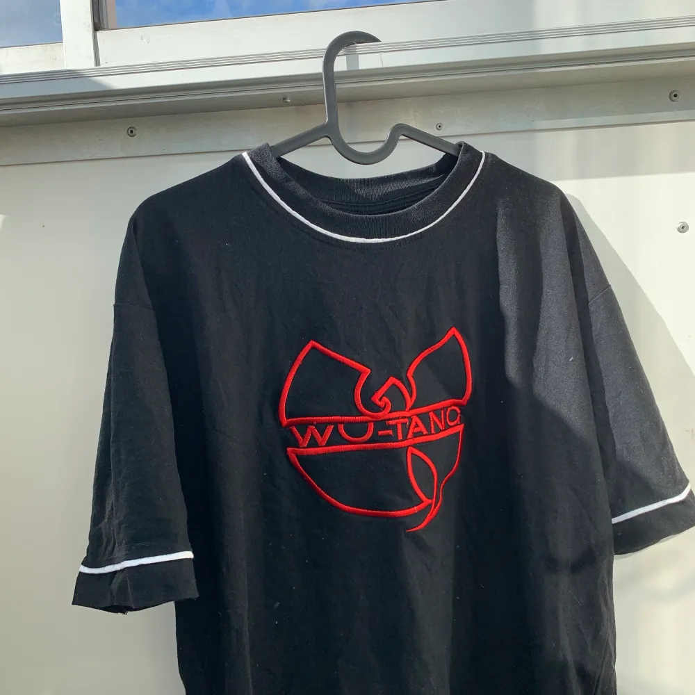 Säljer denna feta Wu-Tang tisha då den används för lite. Står ingen storlek men gissar på M-L. T-shirts.