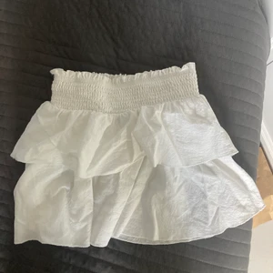 Vit kjol - Kjol från shein! Säljer då den tyvärr är för kort för mig som är 175. Materialet är ganska tjockt så den är inte genomskinlig. Köpare står för frakt🌟💕