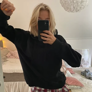 Svart hoodie  - Köparen står för frakten 