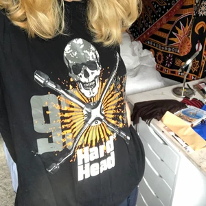 T-shirt - Cool t-shirt med döskalletryck, känns ganska ny. Skriv för fler bilder eller frågor🥰